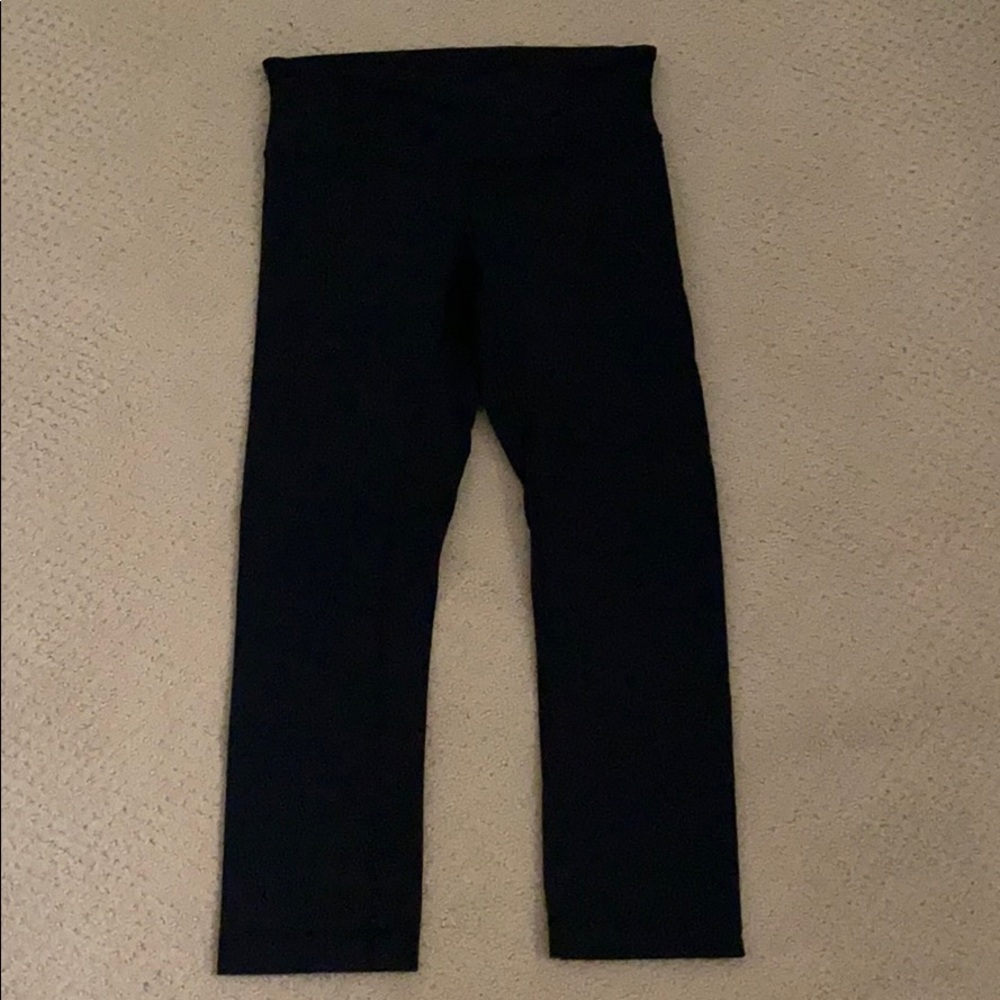 Black lululemon wonder under cropped leggings